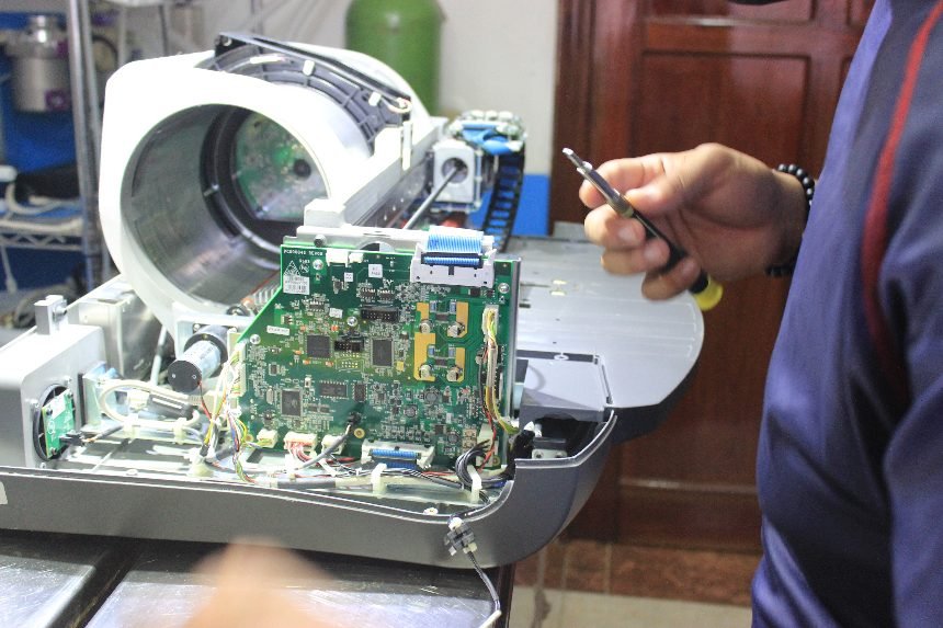Reparación electrónica de equipo médico