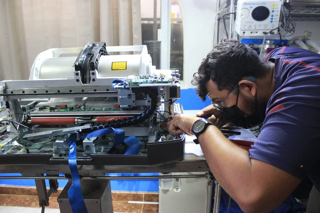 Técnico OPERSA dando servicio a un equipo médico